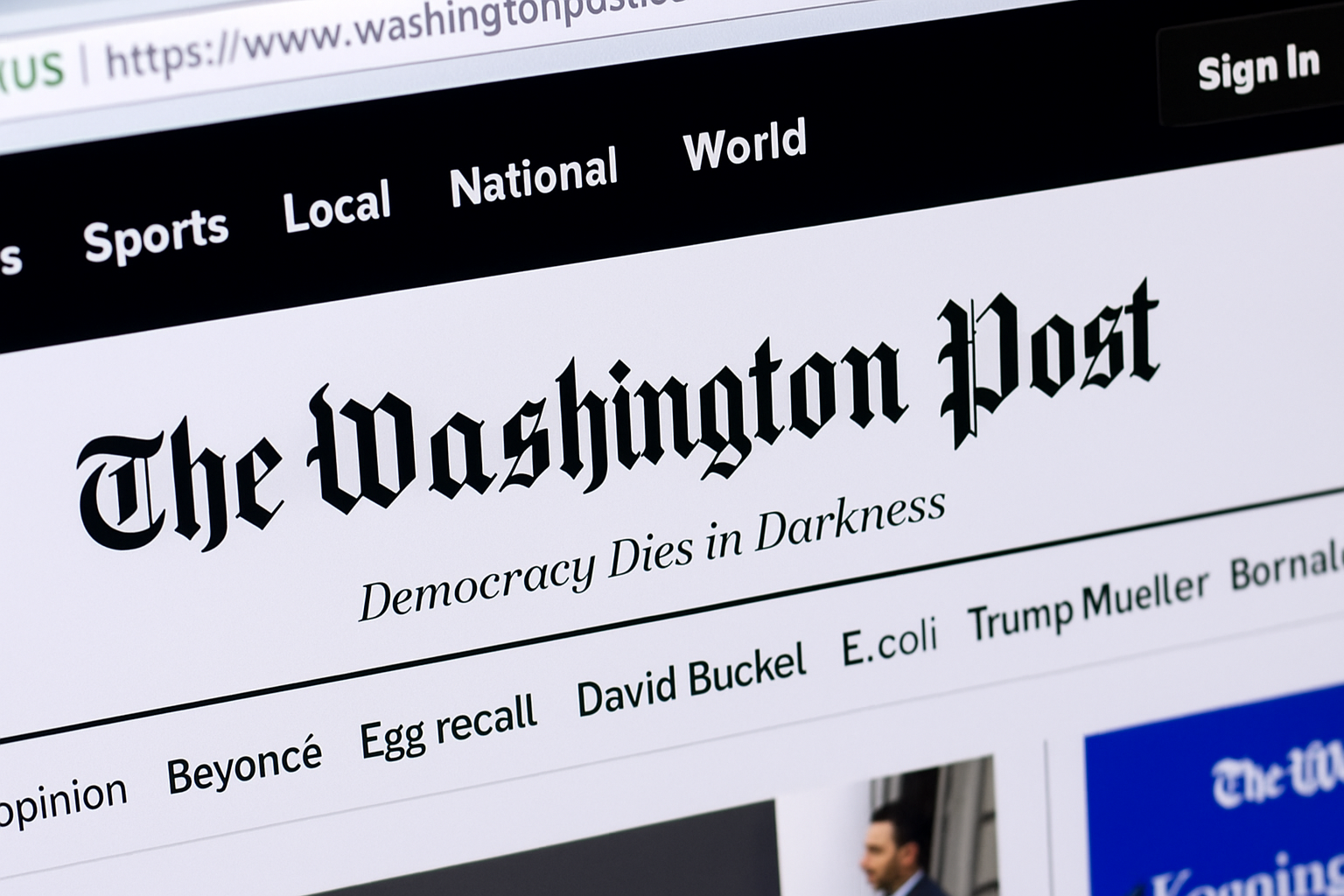 Página inicial do site The Washington Post exibindo o logotipo em fonte gótica preta e o slogan 'Democracy Dies in Darkness'