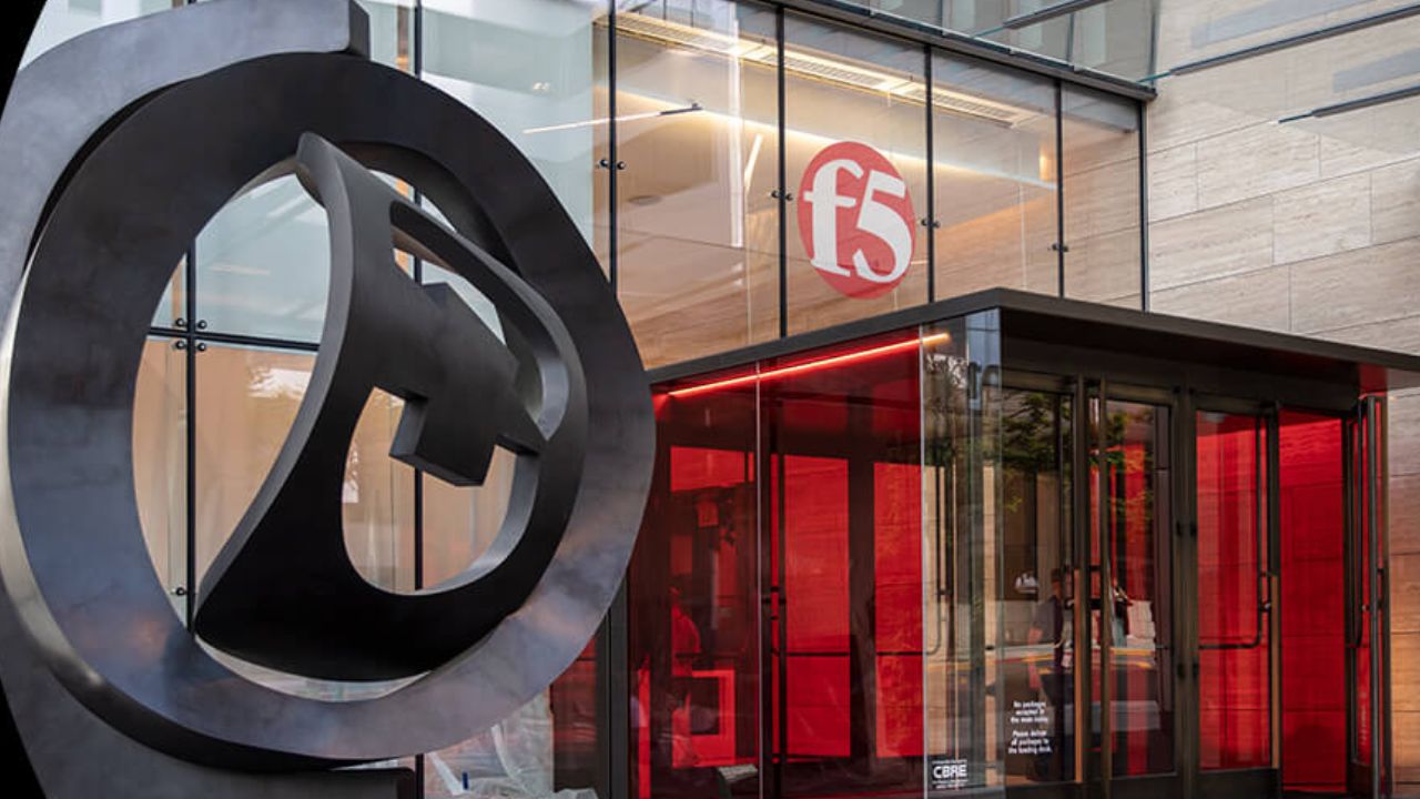 Fachada da sede da F5 Networks com logotipo em destaque